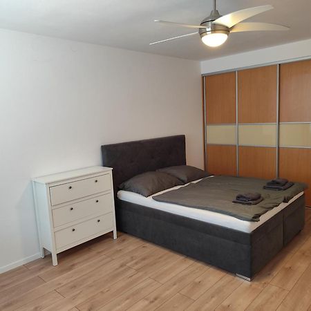 2 Room Apartment, Near Oc Galeria, Petrzalka 布拉迪斯拉发 外观 照片