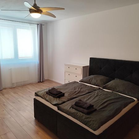 2 Room Apartment, Near Oc Galeria, Petrzalka 布拉迪斯拉发 外观 照片