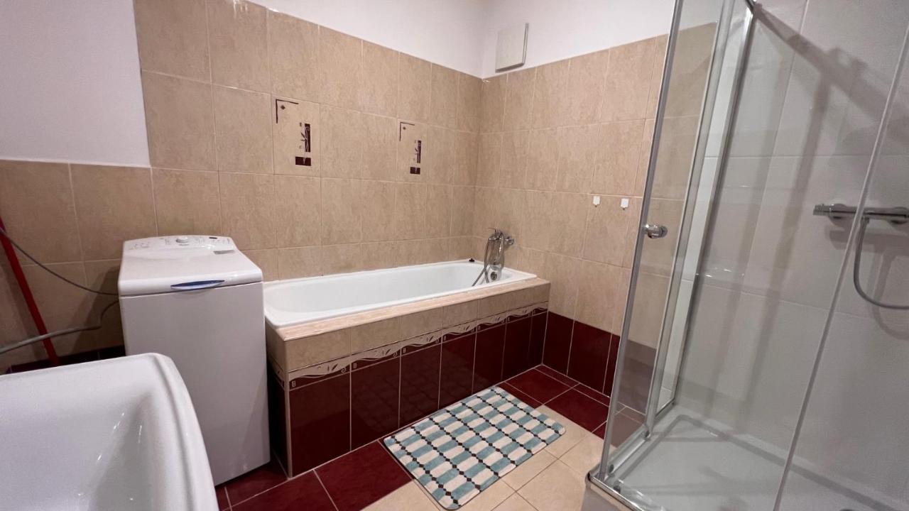 2 Room Apartment, Near Oc Galeria, Petrzalka 布拉迪斯拉发 外观 照片