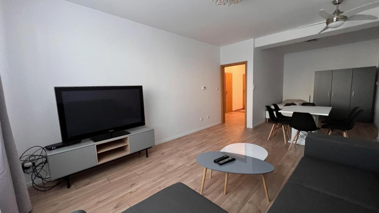2 Room Apartment, Near Oc Galeria, Petrzalka 布拉迪斯拉发 外观 照片