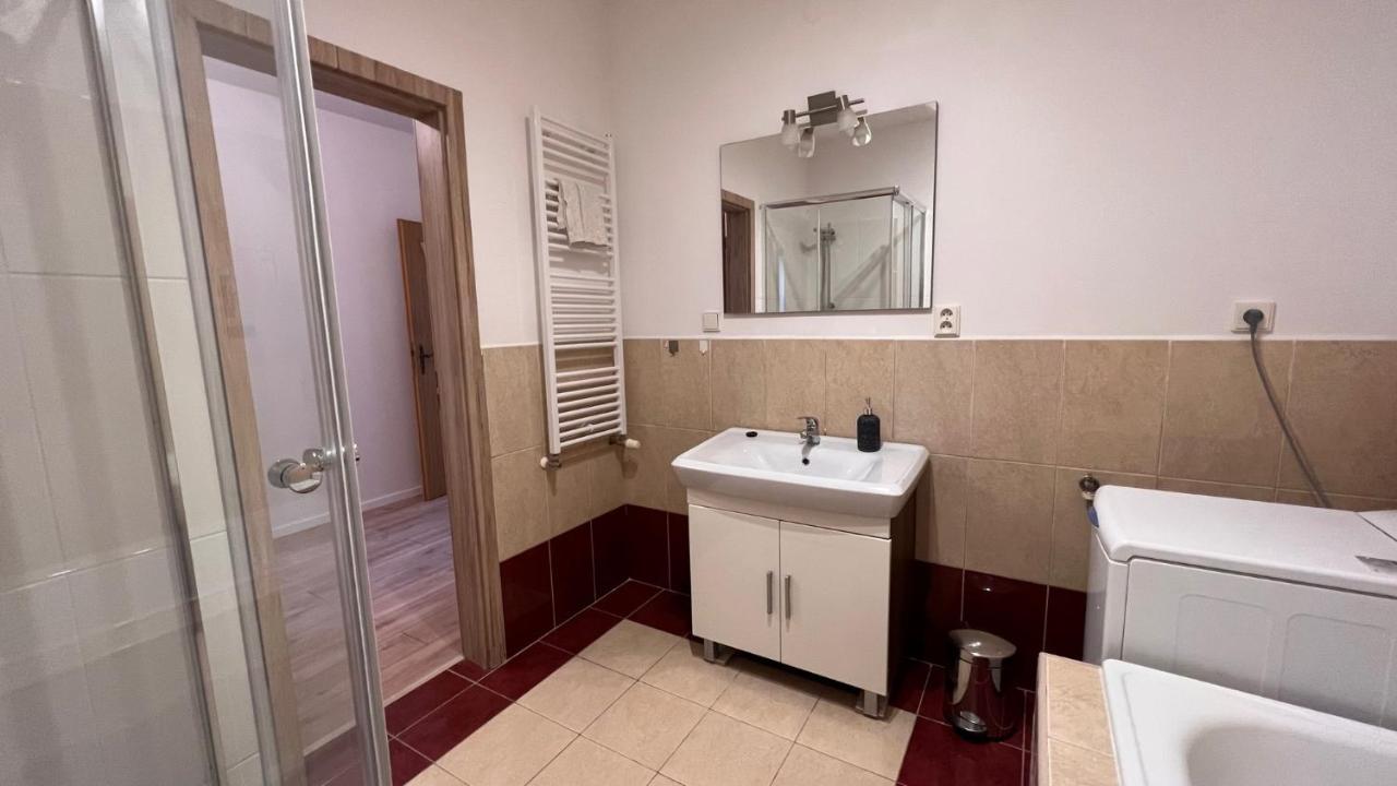 2 Room Apartment, Near Oc Galeria, Petrzalka 布拉迪斯拉发 外观 照片