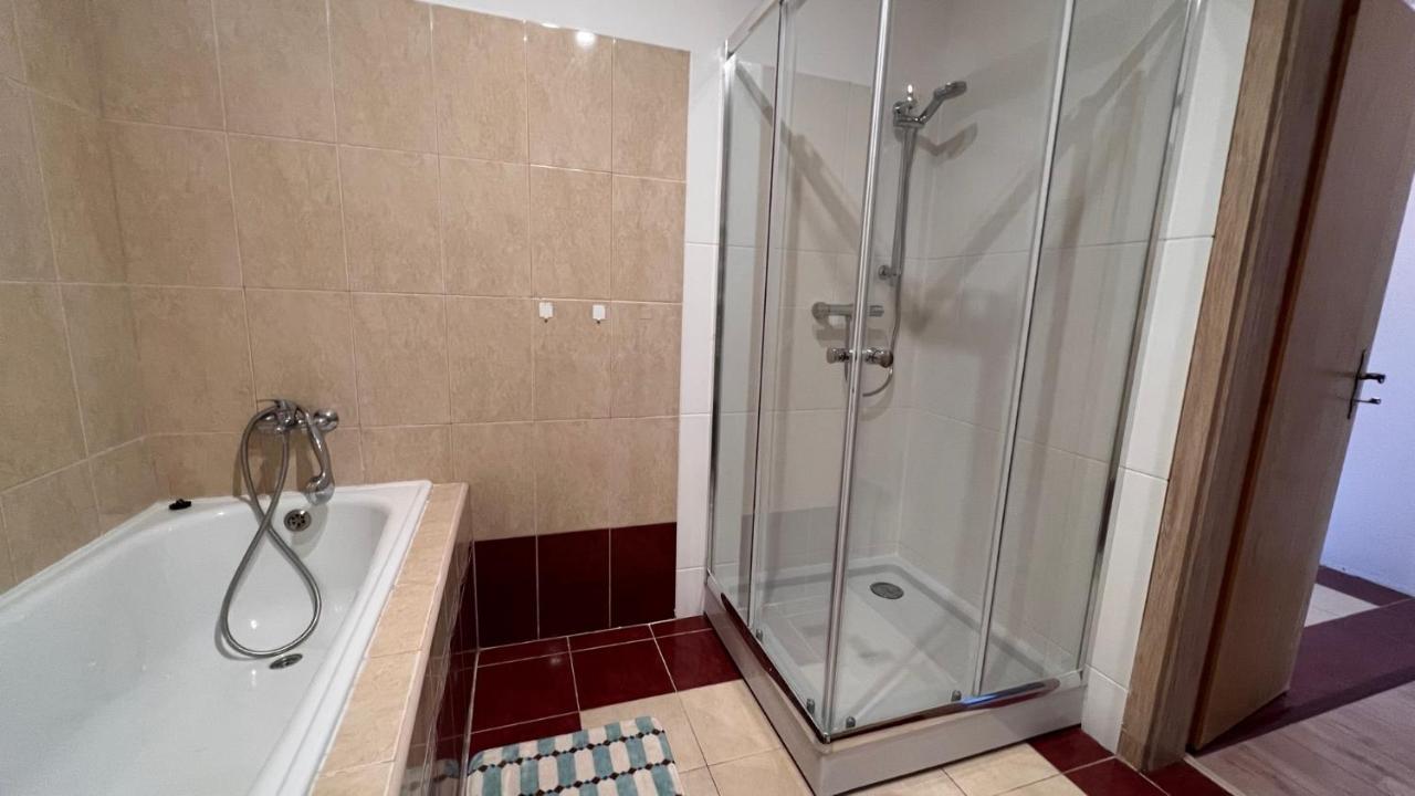 2 Room Apartment, Near Oc Galeria, Petrzalka 布拉迪斯拉发 外观 照片
