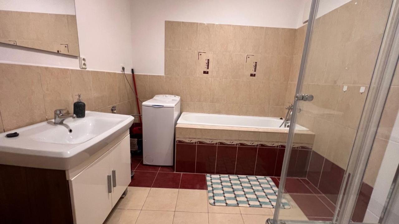 2 Room Apartment, Near Oc Galeria, Petrzalka 布拉迪斯拉发 外观 照片