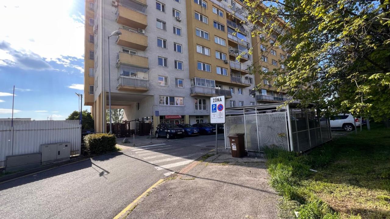 2 Room Apartment, Near Oc Galeria, Petrzalka 布拉迪斯拉发 外观 照片