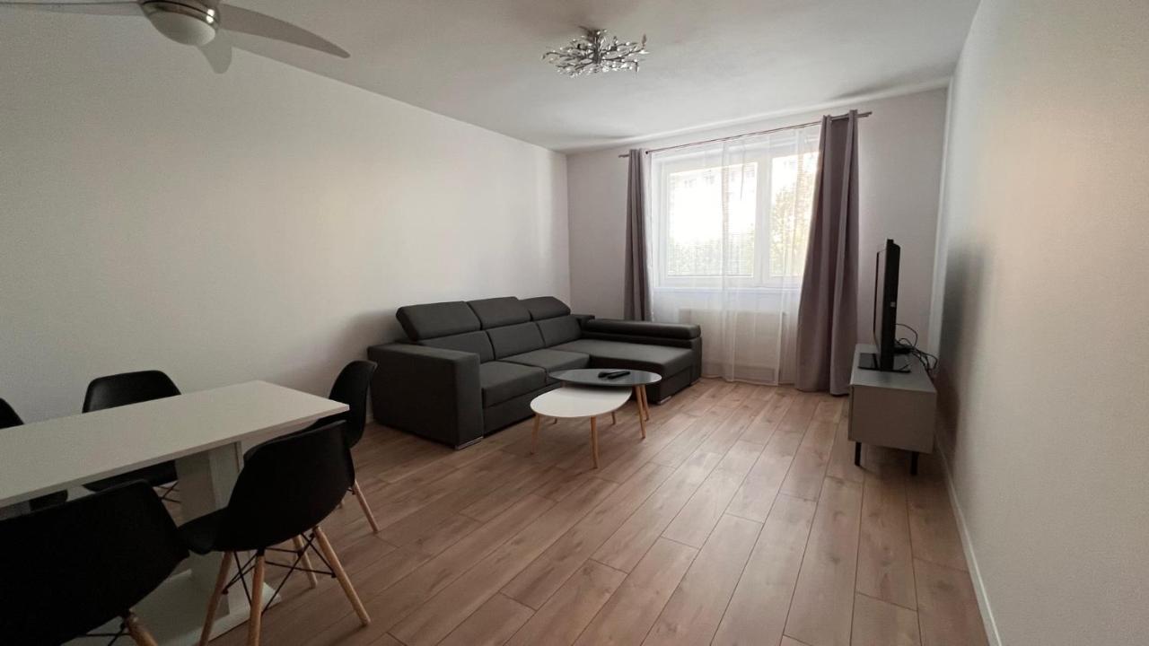 2 Room Apartment, Near Oc Galeria, Petrzalka 布拉迪斯拉发 外观 照片
